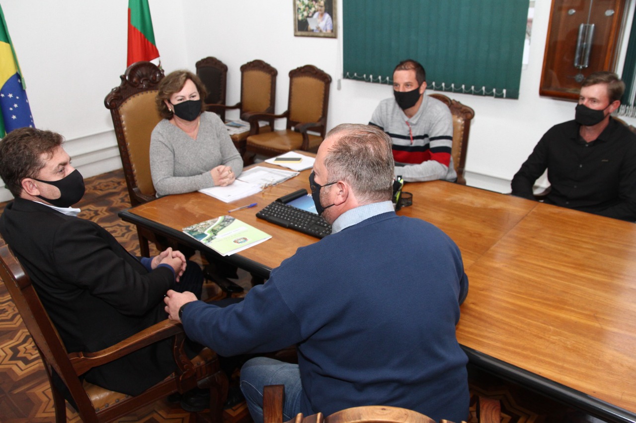Vereadores da Bancada Progressistas de Estrela Velha e o Prefeito Municipal reivindicam máquinas no Gabinete da Secretária Estadual da Agricultura, Pecuária e Desenvolvimento Rural Silvana Covatti